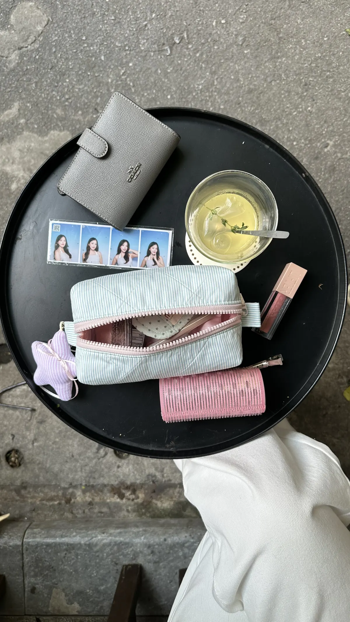 Pouch Blue Sky đựng son, ví và photobooth trên bàn cà phê