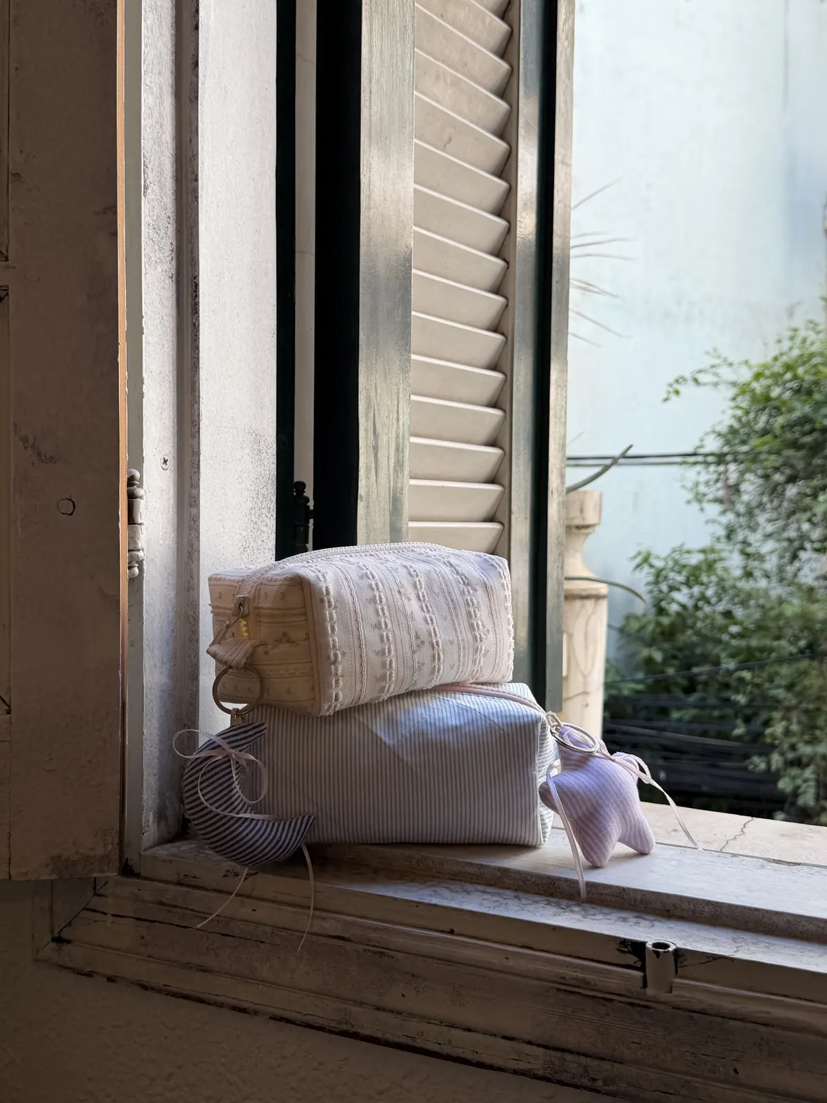 Hai pouch xếp chồng bên cửa sổ