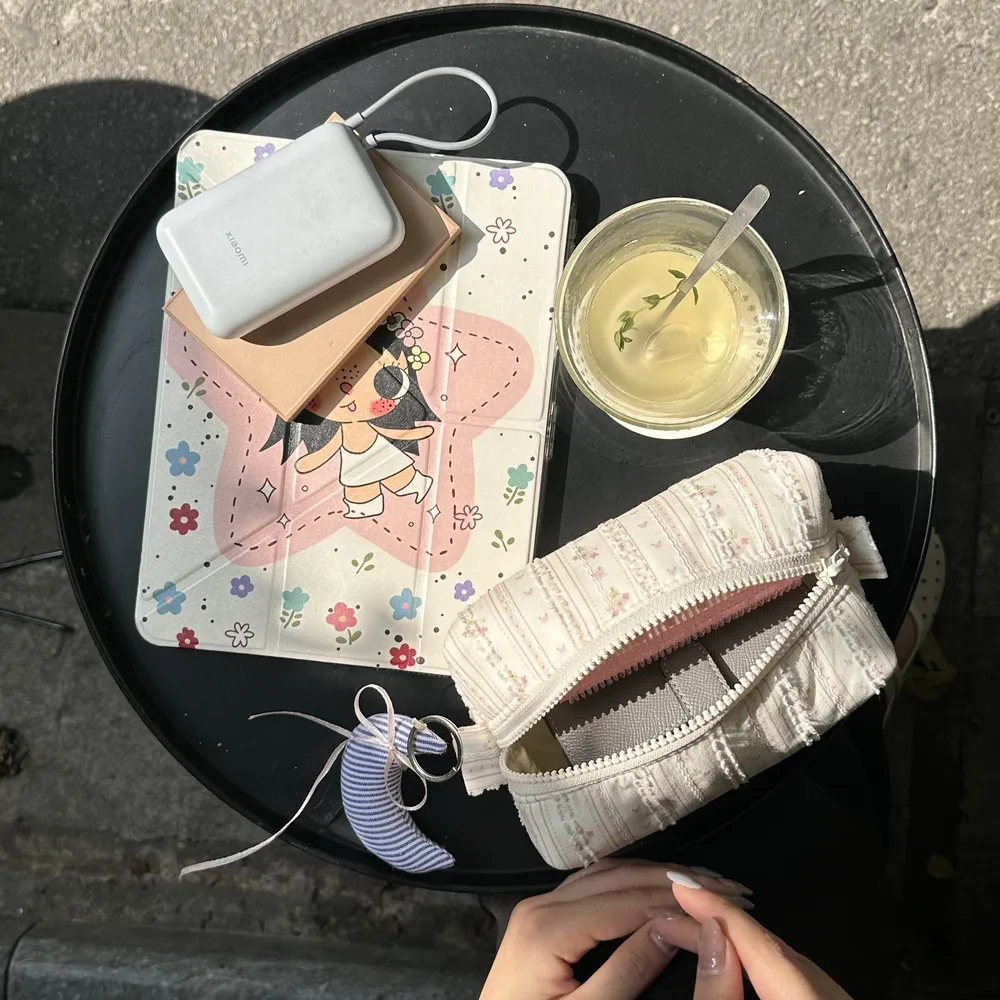 Pouch Love Letter mở khoá kéo bên ly trà